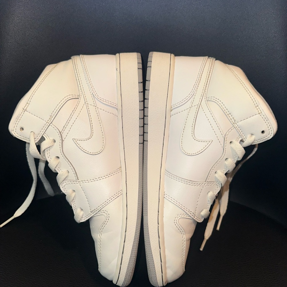 Grade School) Air Jordan 1 Retro Mid 'White-Wolf Grey'